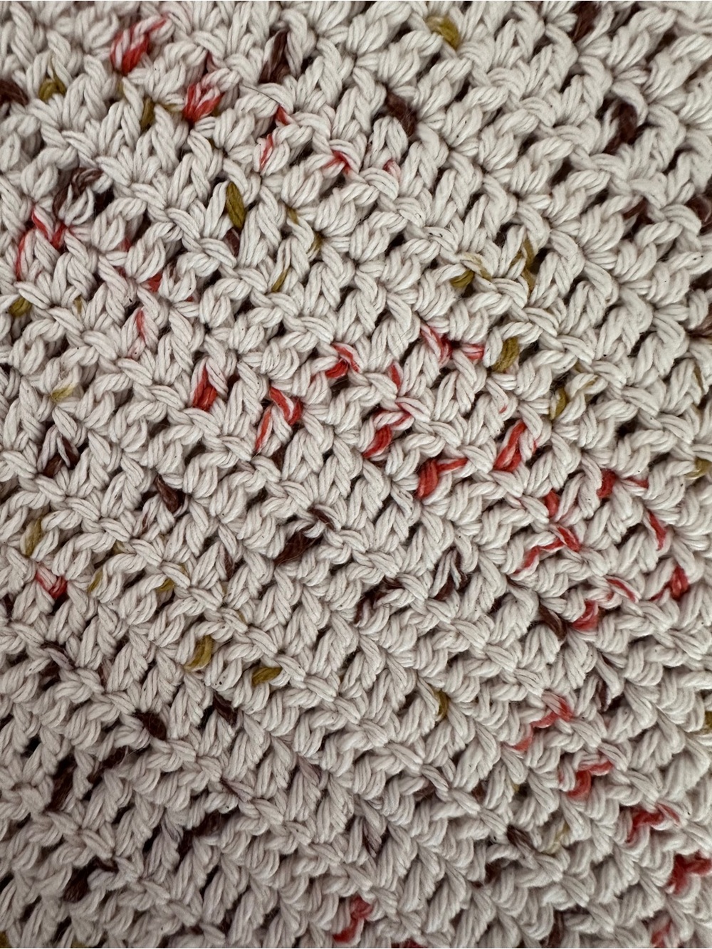 Cream Hand‑Crochet Shoulder Bag with Gold Chain Accent - Picture 3 of 5